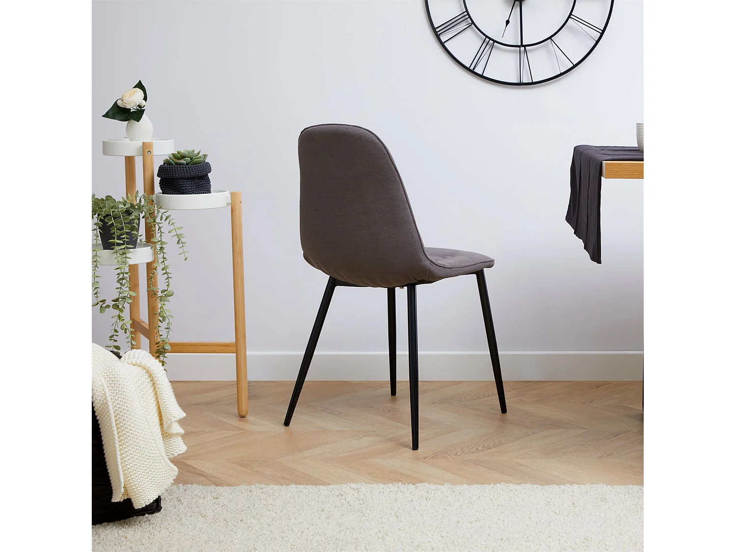 Lot de 4 chaises ALVARO pour salle à manger, avec 4 pieds en métal noir et assise capitonnée, revêtement en tissu gris