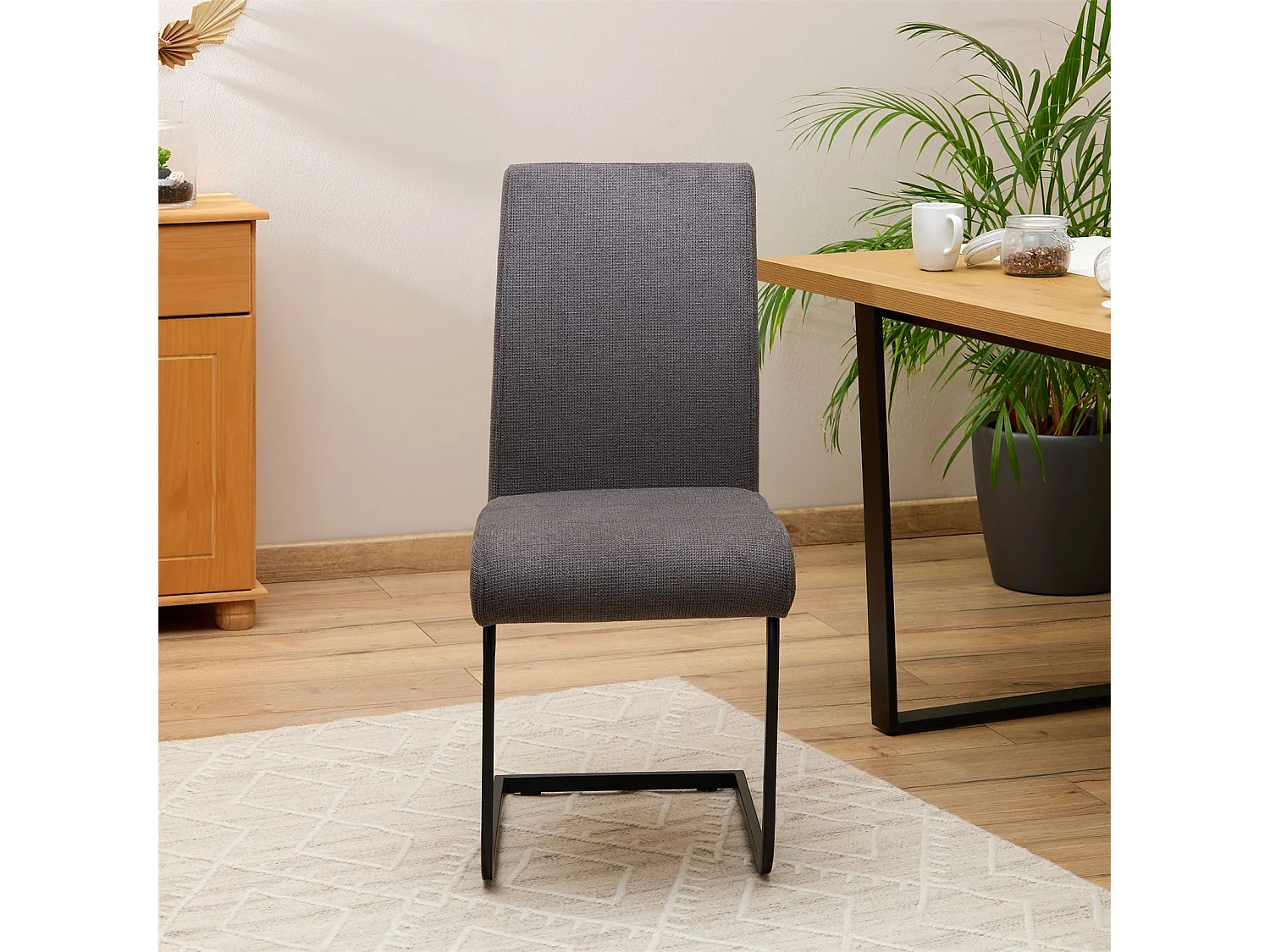 Lot de 4 chaises de salle à manger LETICIA piètement en métal noir et revêtement en tissu anthracite
