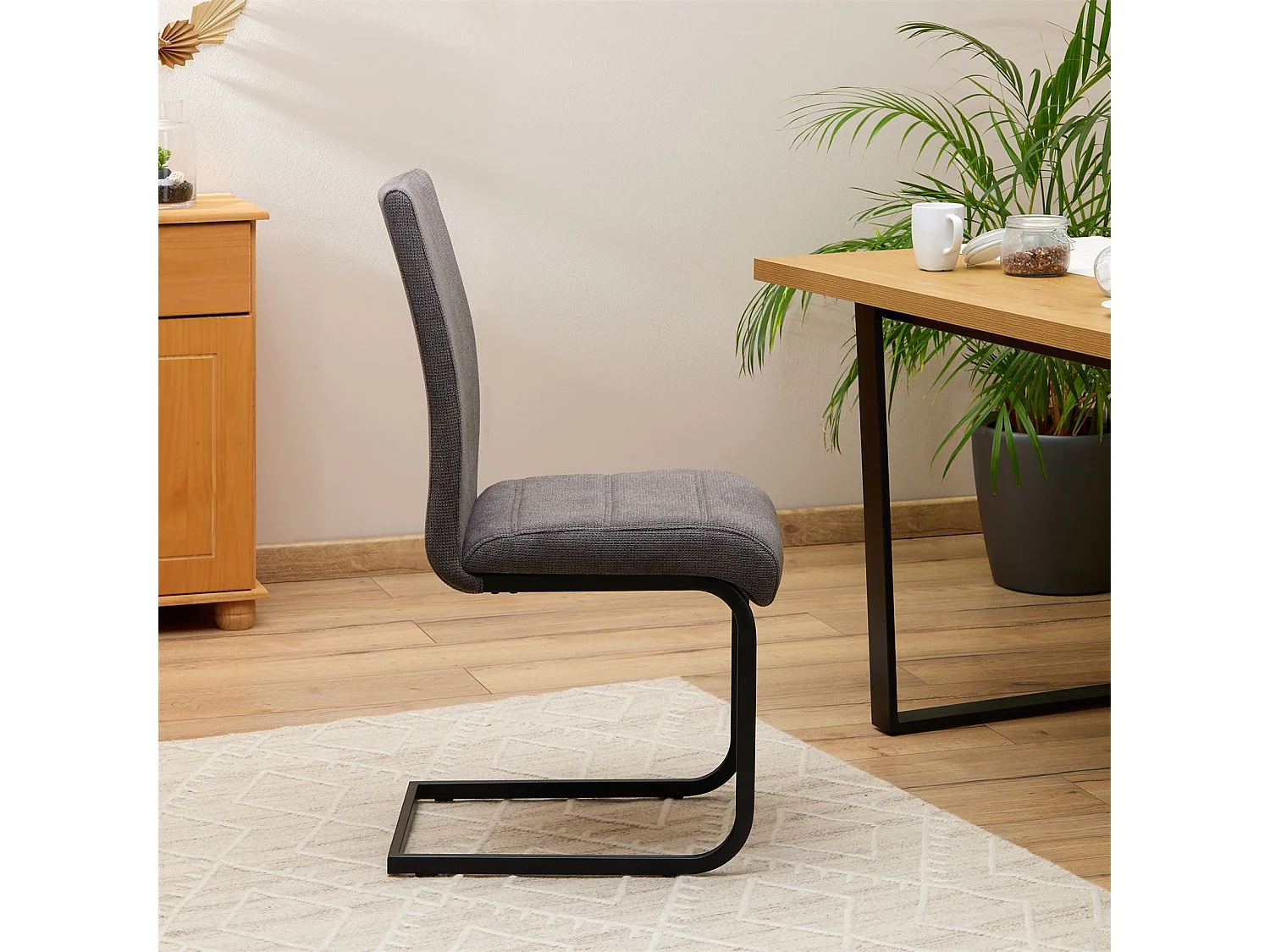Lot de 4 chaises de salle à manger LETICIA piètement en métal noir et revêtement en tissu anthracite