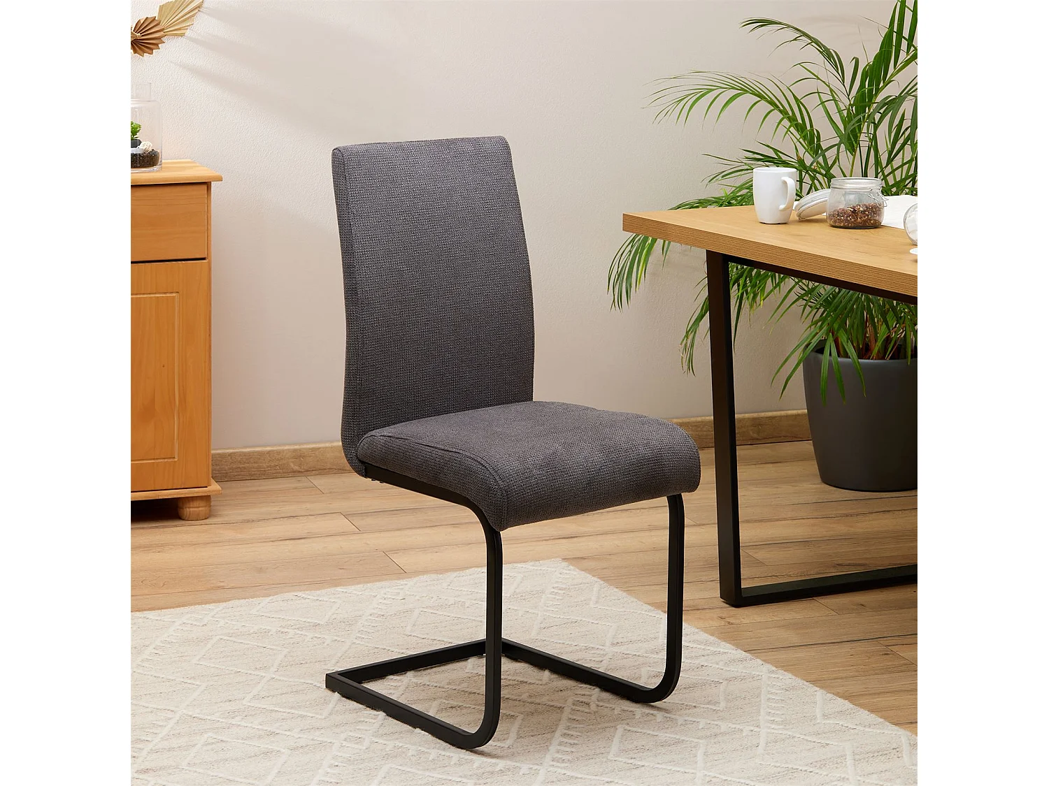 Lot de 4 chaises de salle à manger LETICIA piètement en métal noir et revêtement en tissu anthracite