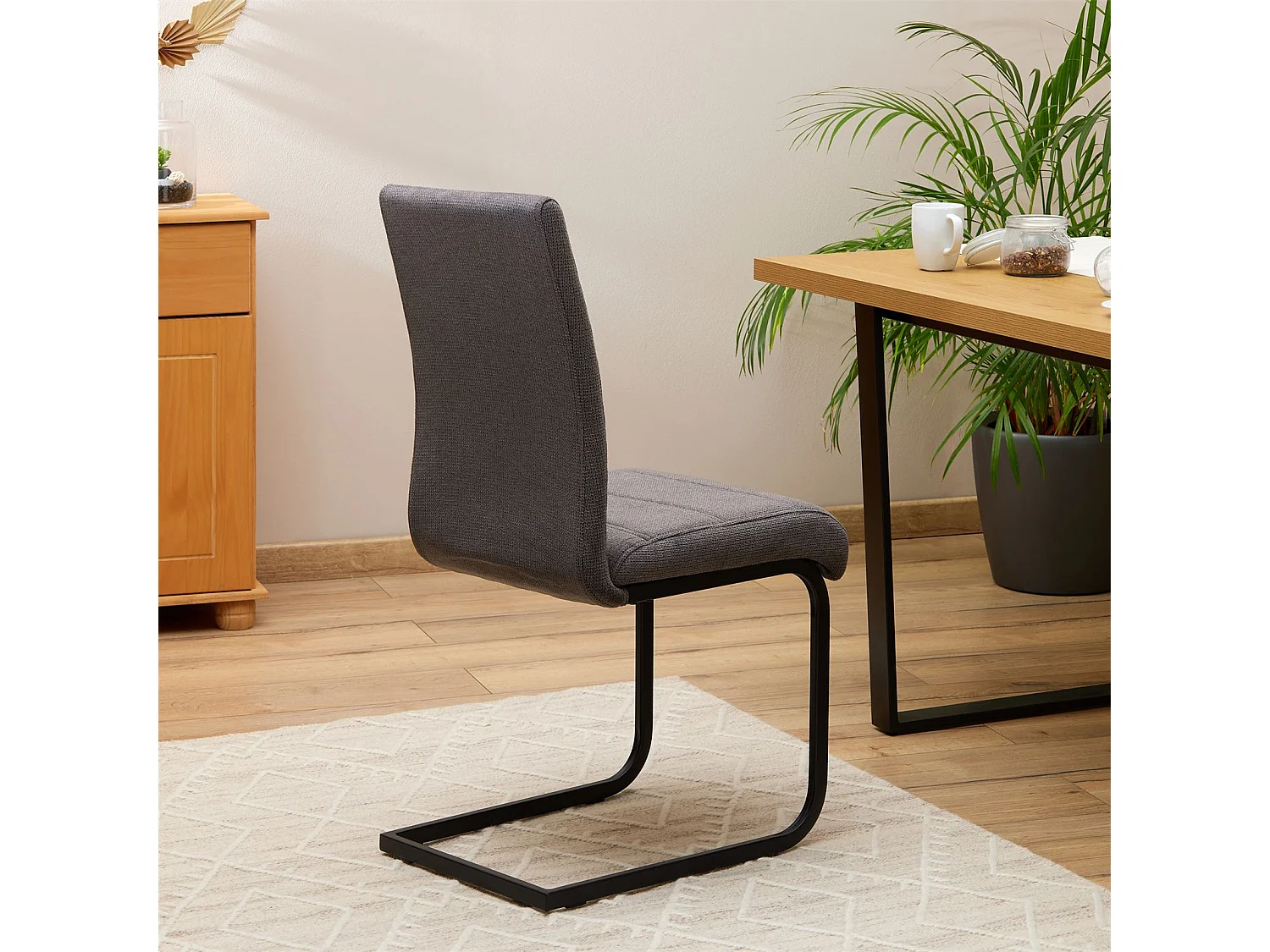 Lot de 4 chaises de salle à manger LETICIA piètement en métal noir et revêtement en tissu anthracite