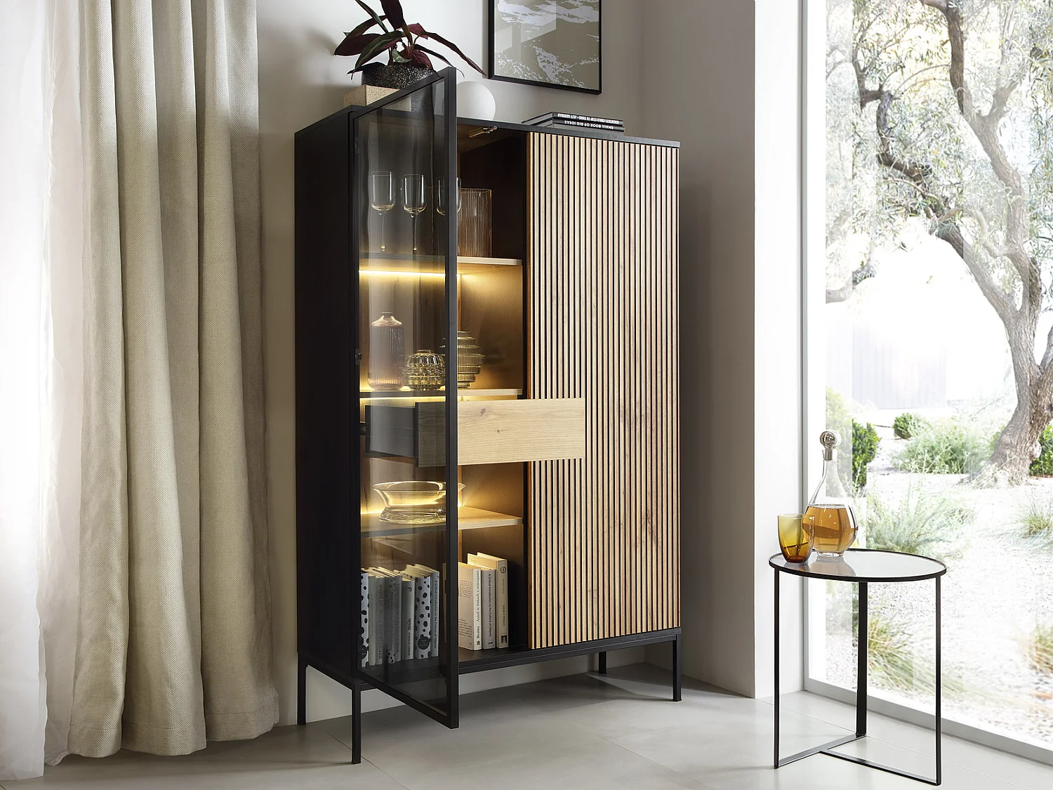 Vitrine 160 cm mit Schublade Haller - Loft Stil, LED-Beleuchtung, Lamellen (Schwarz + Braun)