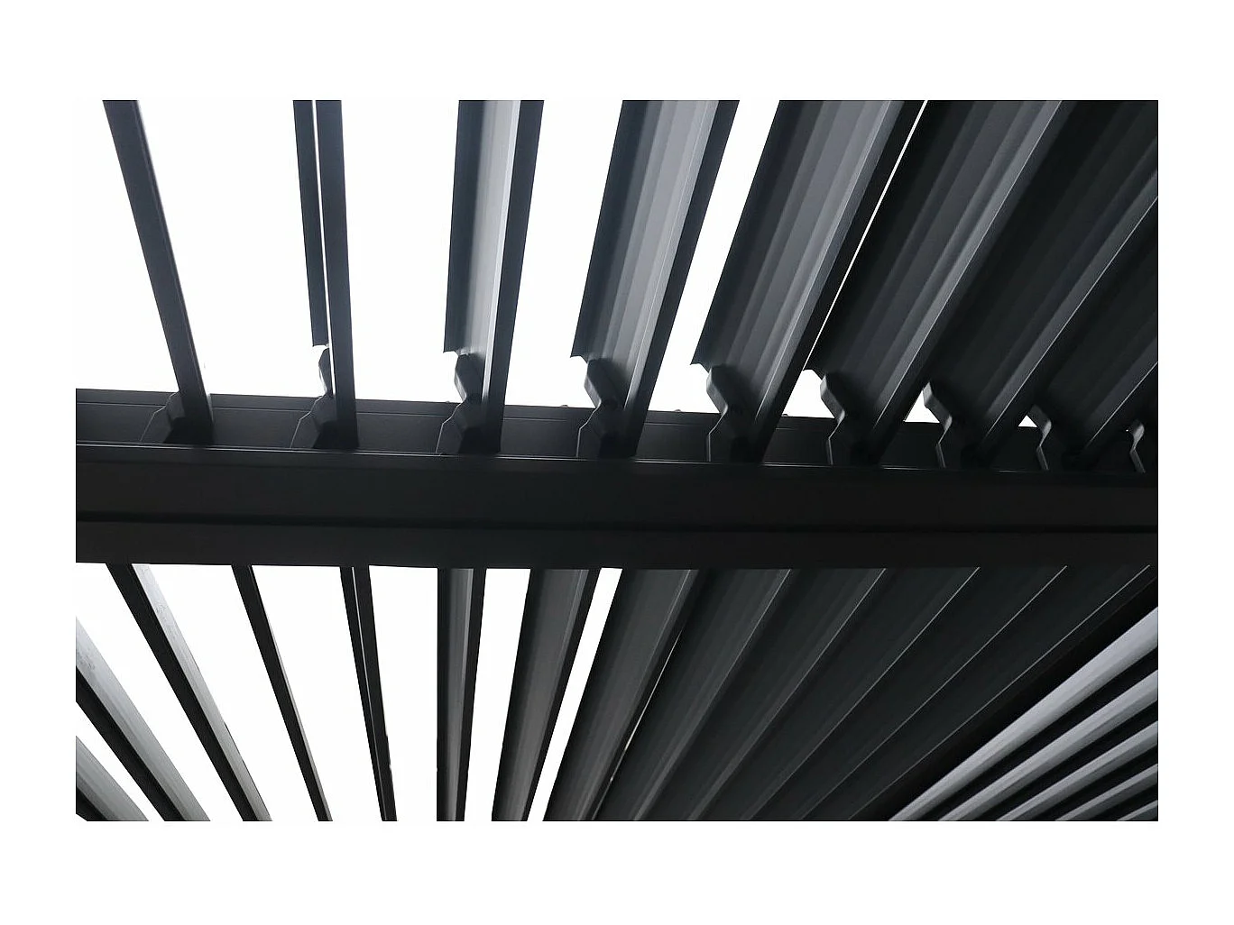 Bioklimatyczna pergola "Victoria" z aluminium i szarego metalu 3,5 x 4 m - Dach wodoszczelne i regulowane listwy