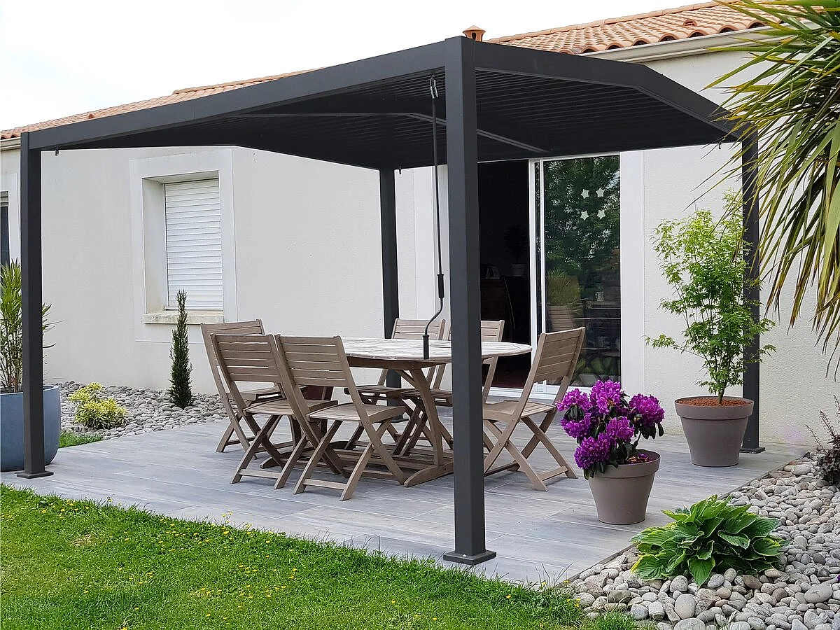 Pergola bioclimatique toit 2 pans "Victoria" en aluminium et métal- 3,5 x 4 m - Gris