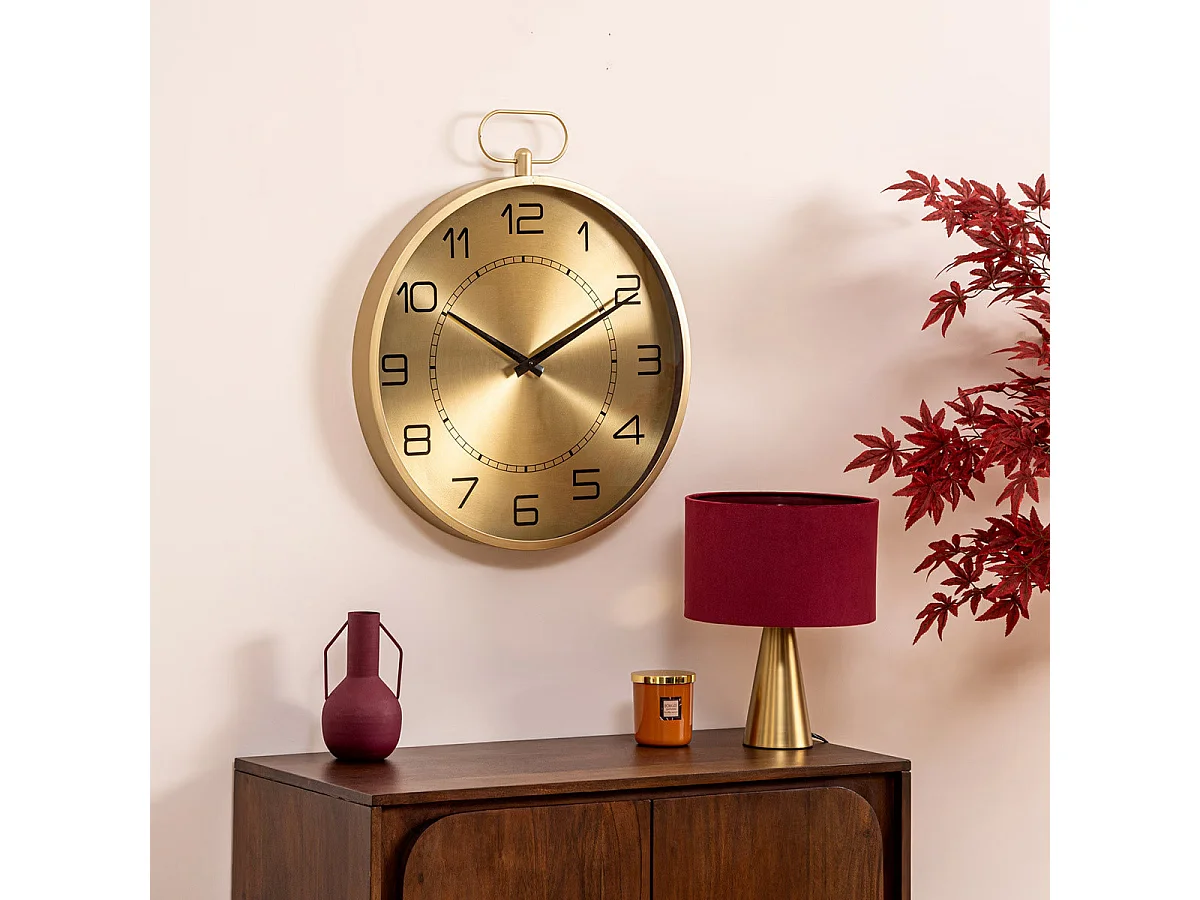 Pendule murele forme Gousset en Métal doré D 53 cm