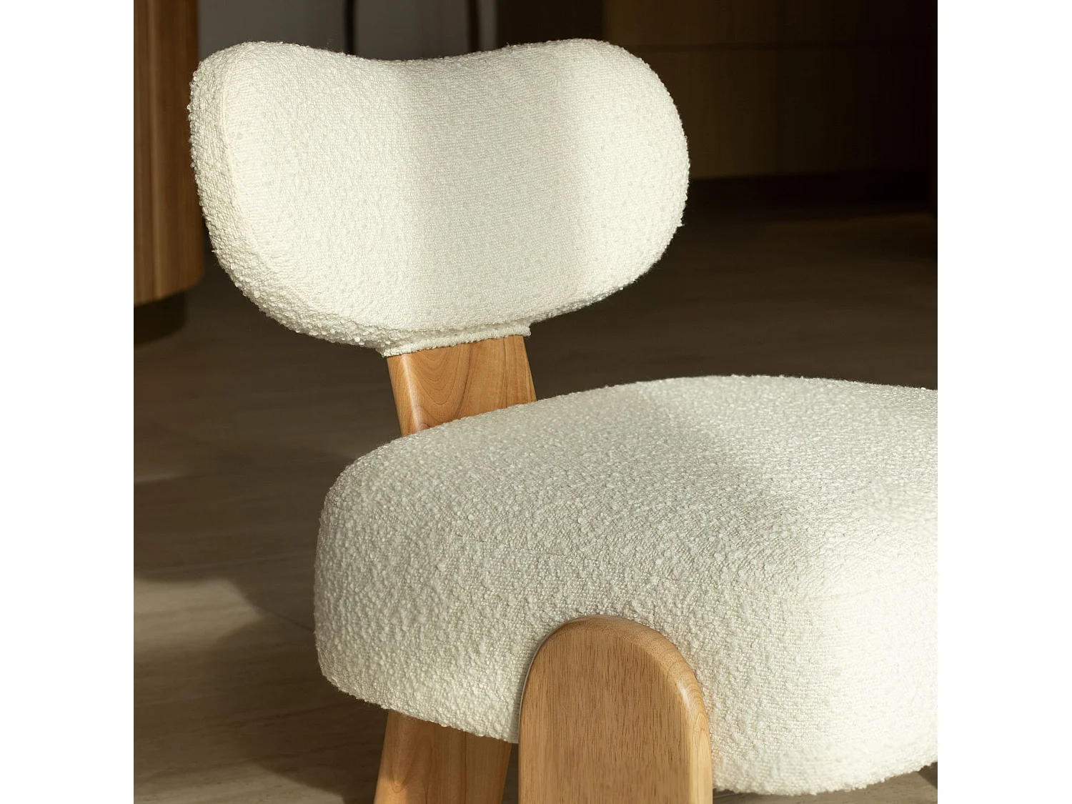 Now's Home - Fauteuil Tissu Bouclette Blanc Et Pied En Bois 70x72x72cm Hella