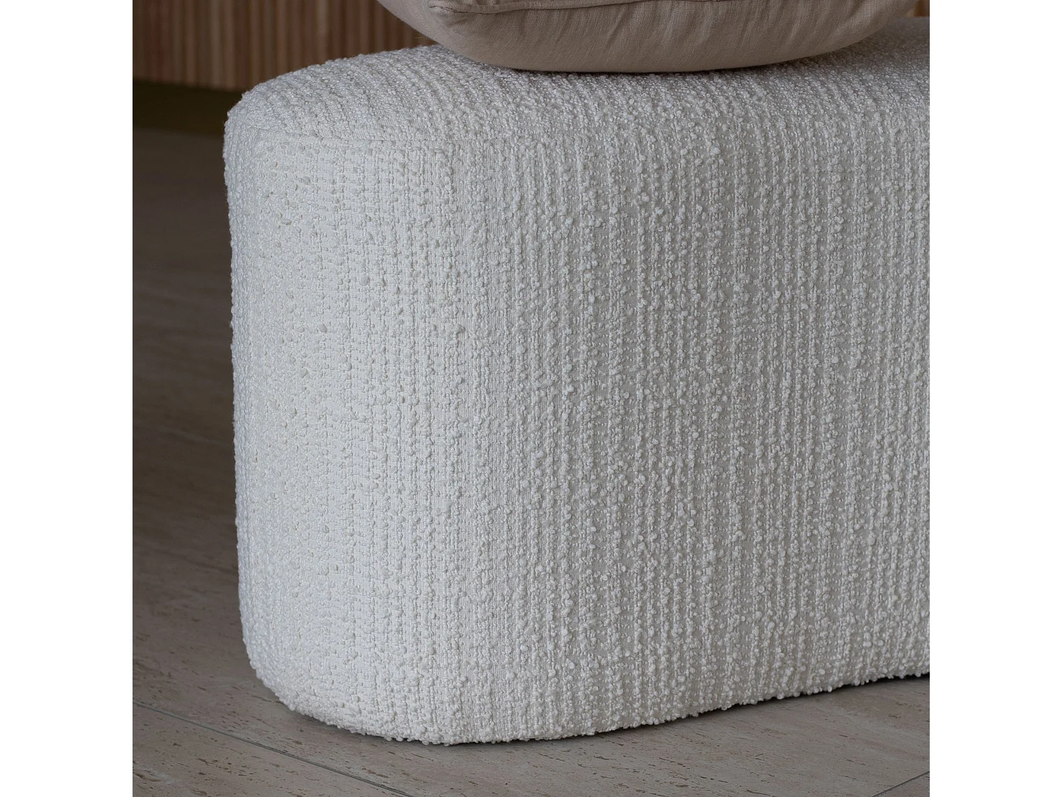 Now's Home - Banc Incurvé  Bouclette écru  Sturcture Bois 101x56x47cm Malo