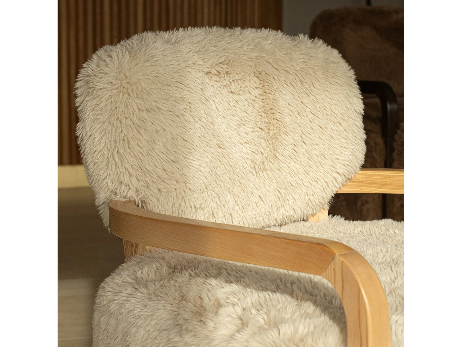 Now's Home - Fauteuil En Tissu Doux Effet Fourrure Beige Pieds Bois 71x79x77 Yack