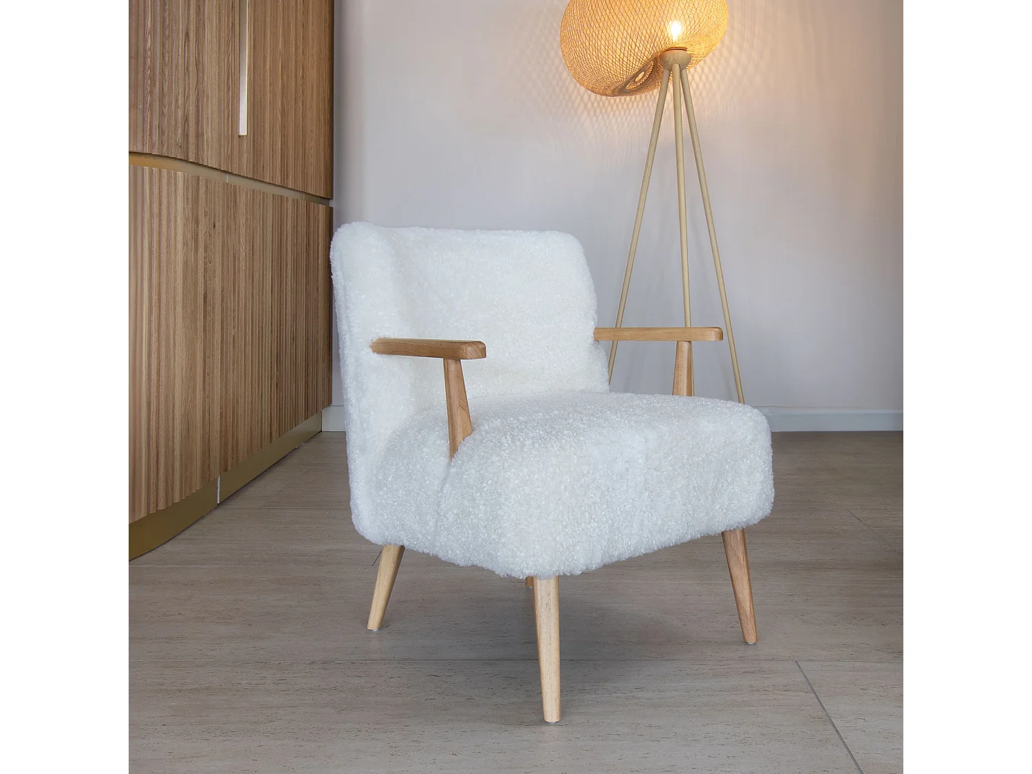Now's Home - Fauteuil Effet Fourrure Ecru Structure En Bois 62x65.5x70.5cm Eliot