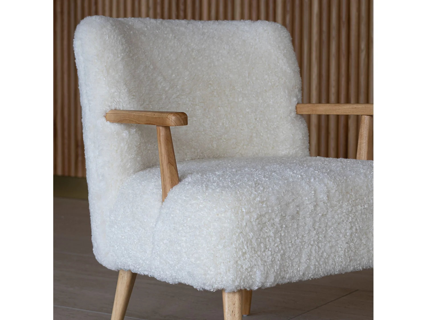 Now's Home - Fauteuil Effet Fourrure Ecru Structure En Bois 62x65.5x70.5cm Eliot