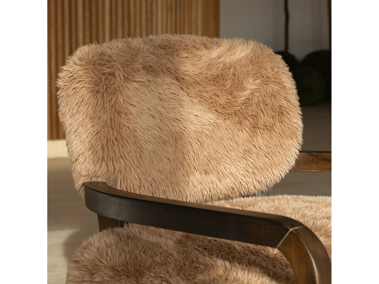 Now's Home - Fauteuil En Tissu Doux Effet Mouton Cappuccino Pieds Bois 71x79x77 Yack