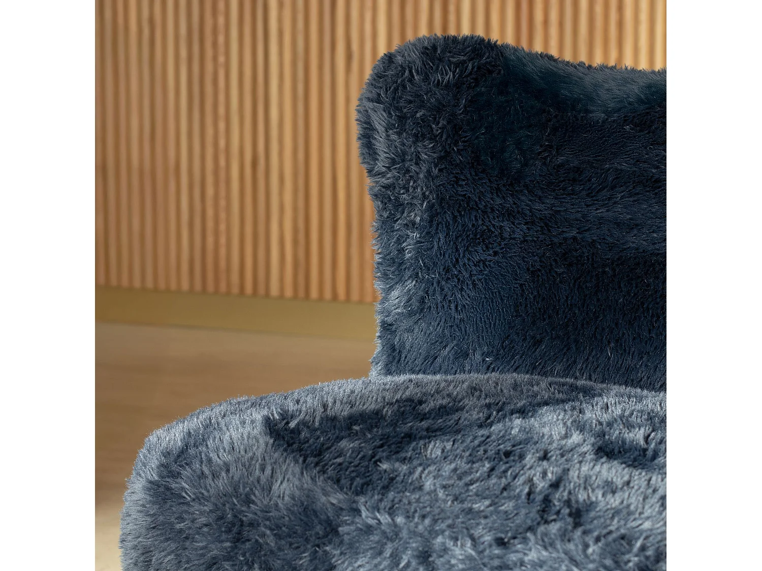 Now's Home - Fauteuil Effet Fourrure Bleu Avec Pieds En Bois Noir  76x81x77cm Artic