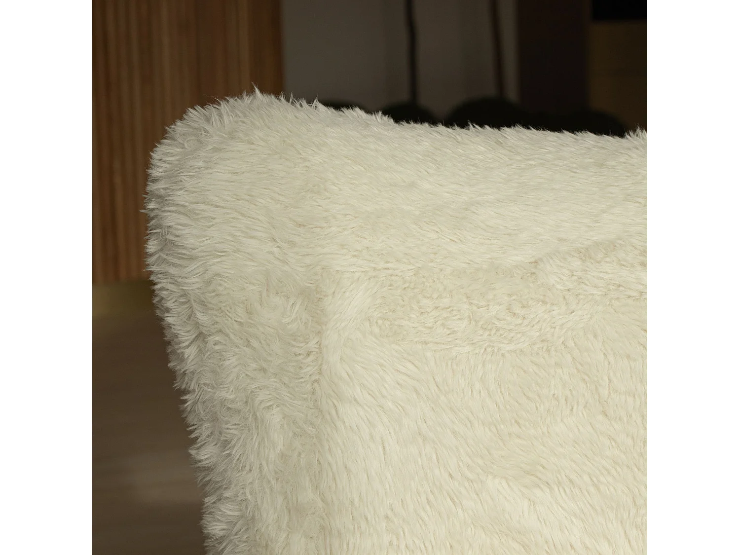 Now's Home - Fauteuil Effet Fourrure Blanc Avec Des Pieds En Bois 76x81x77cm Artic