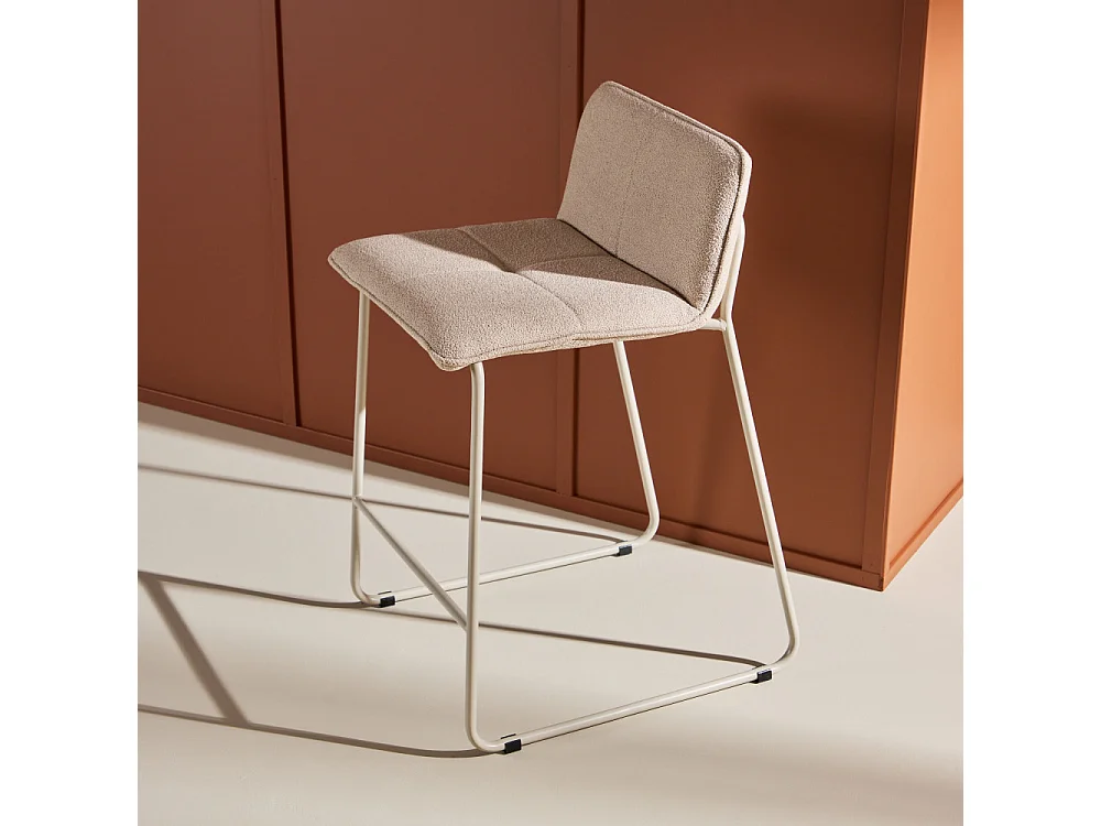 Bisbee - Lot de 2 tabourets de bar en tissu bouclette pieds beiges H65cm - Beige