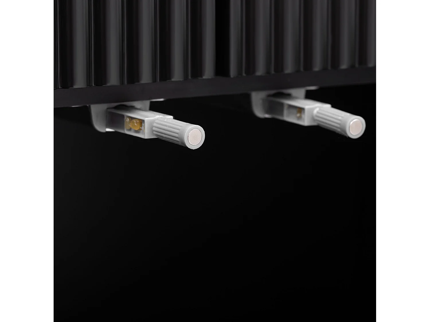 Buffet noir 4 portes 4 tiroirs avec poignées et pieds dorés 140*37,8*82cm CHADDANS