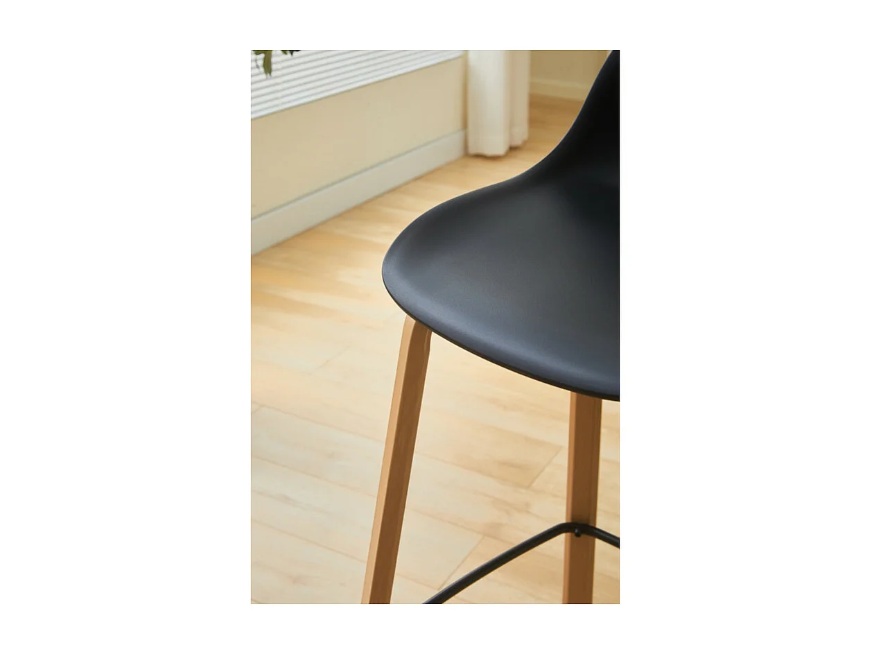 Tabouret de bar noir style scandinave avec pieds effet bois en métal - Hauteur 66cm