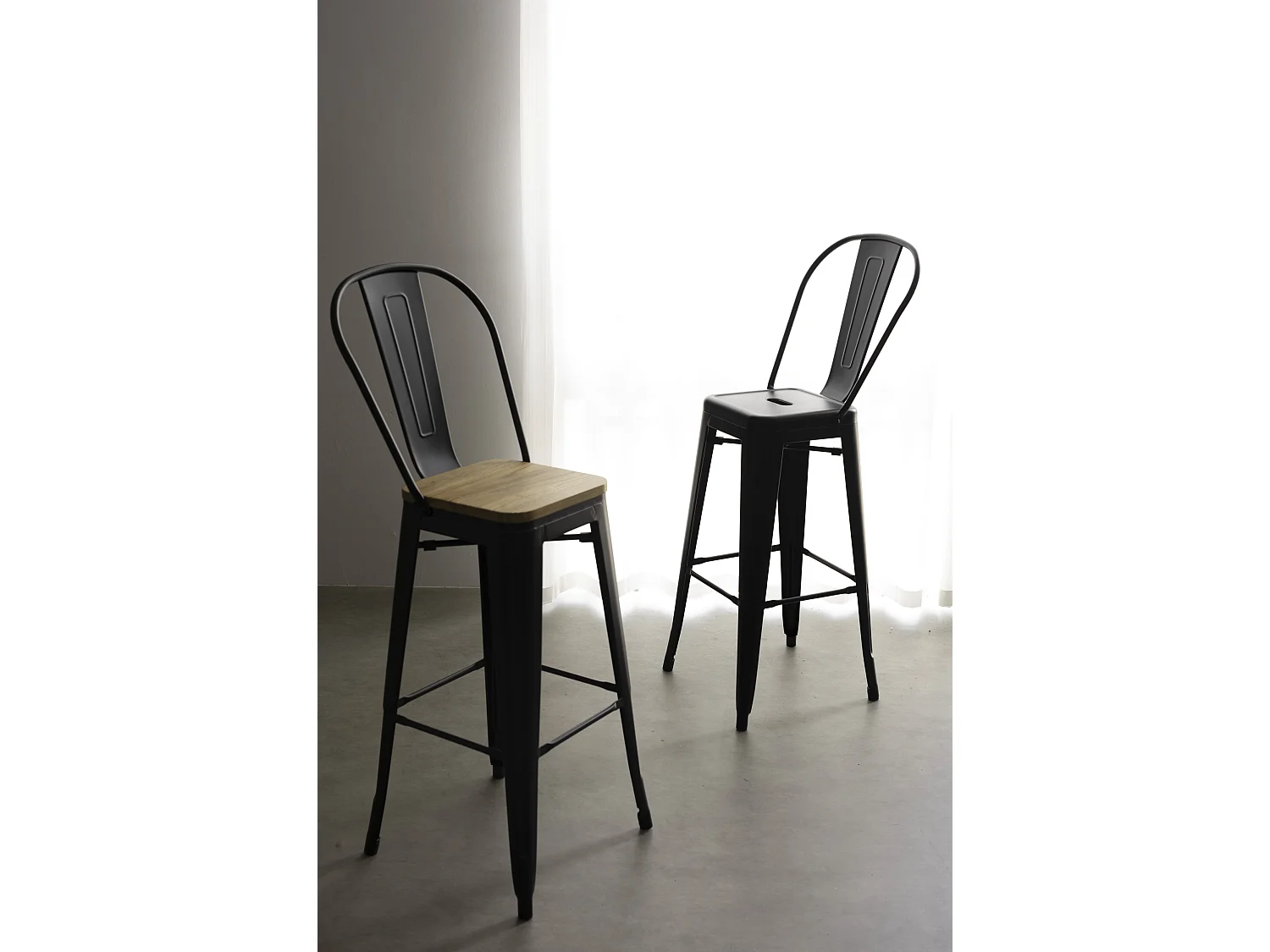 Tabouret de bar en métal noir mat style industriel avec dossier haut et assise en bois clair - Hauteur 76 cm