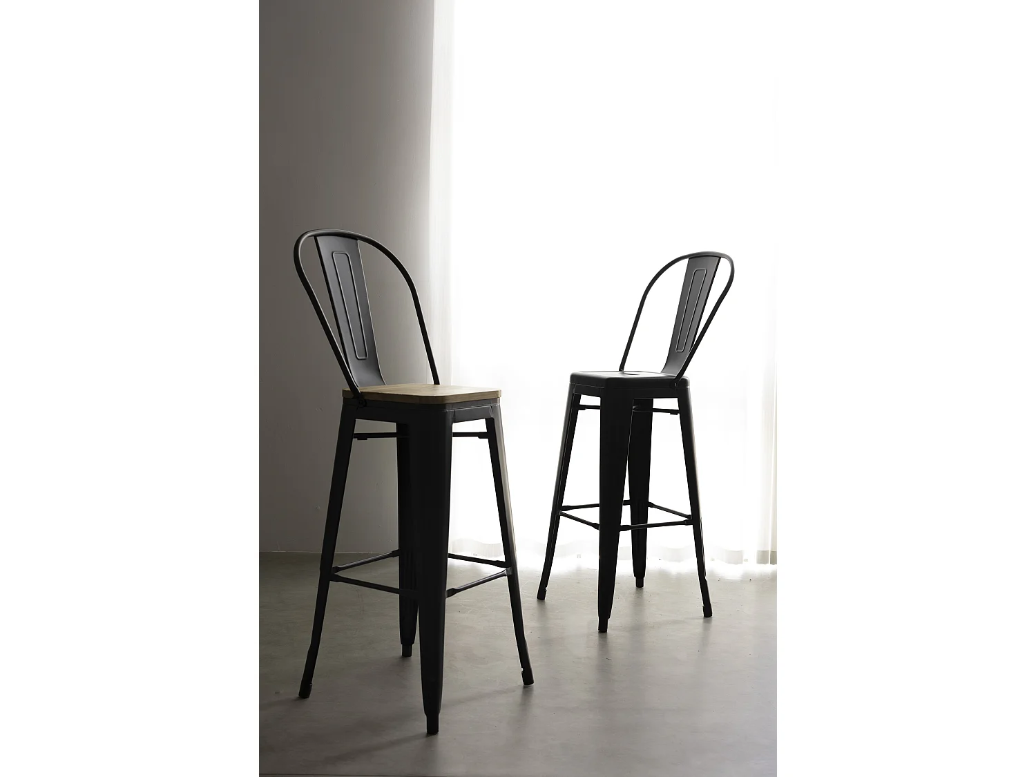 Tabouret de bar en métal noir mat style industriel avec dossier haut et assise en bois clair - Hauteur 76 cm