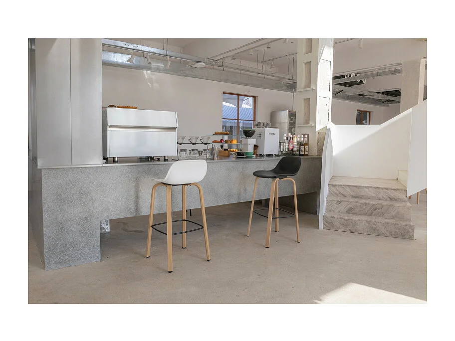 Lot de 4 tabourets de bar blancs style scandinave avec pieds effet bois en métal - Hauteur 66cm