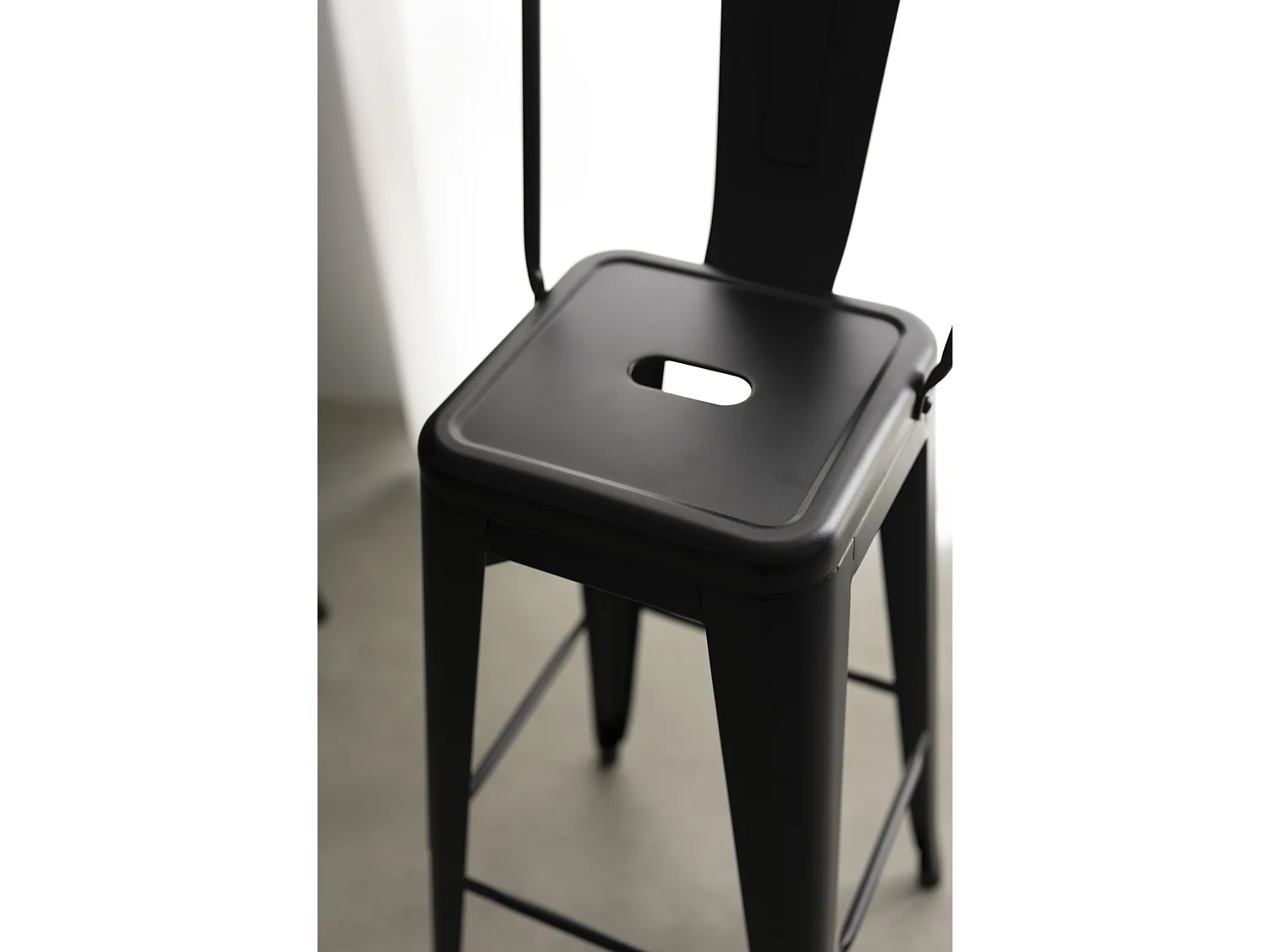 Tabouret de bar en métal noir mat style industriel - Avec dossier haut - Hauteur 76 cm