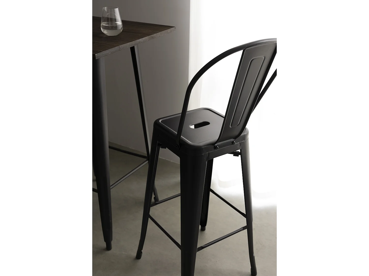 Tabouret de bar en métal noir mat style industriel - Avec dossier haut - Hauteur 76 cm