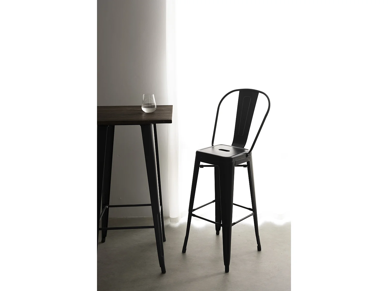 Tabouret de bar en métal noir mat style industriel - Avec dossier haut - Hauteur 76 cm