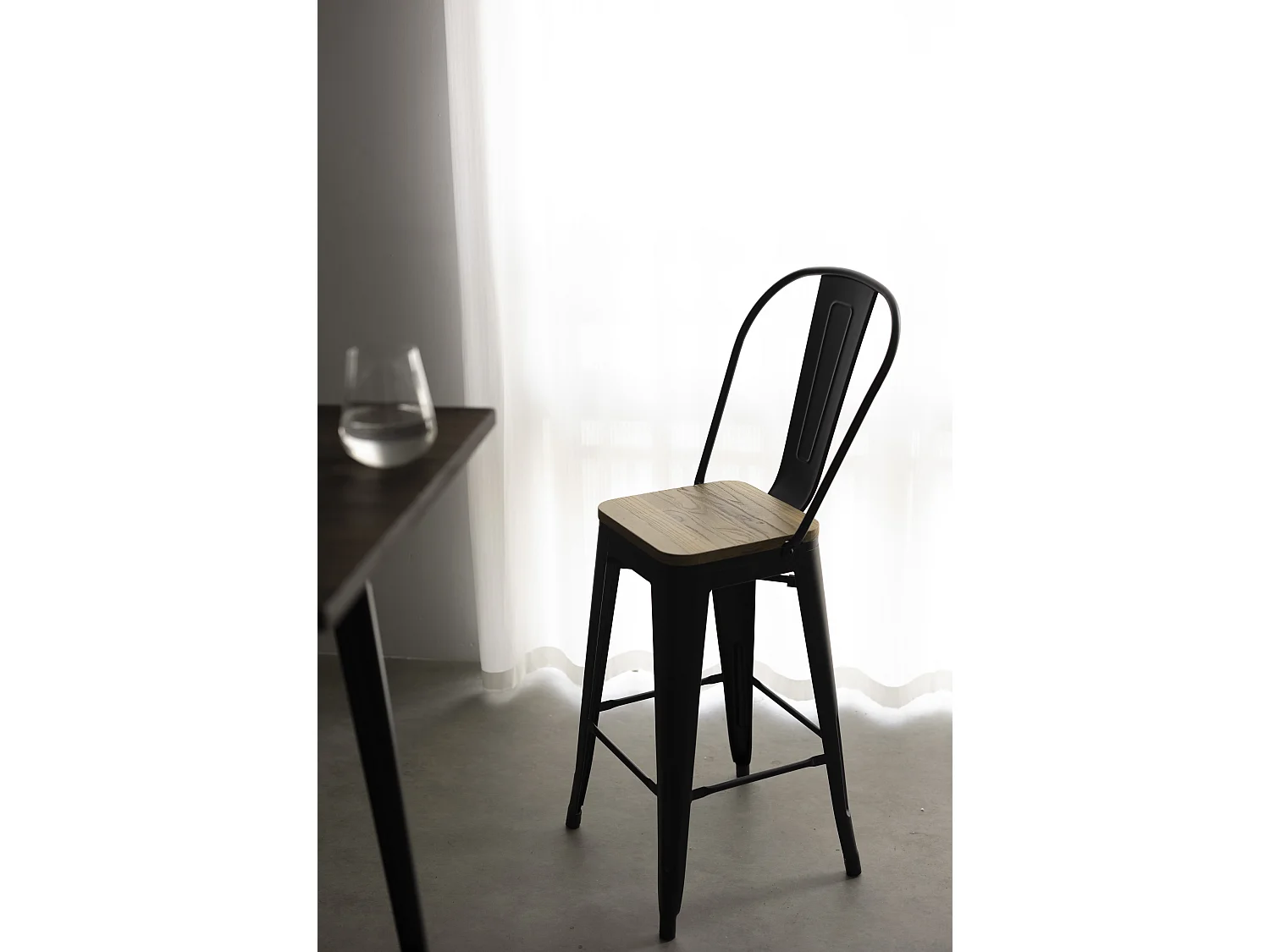 Tabouret de bar en métal noir mat style industriel avec dossier haut et assise en bois clair - Hauteur 66cm