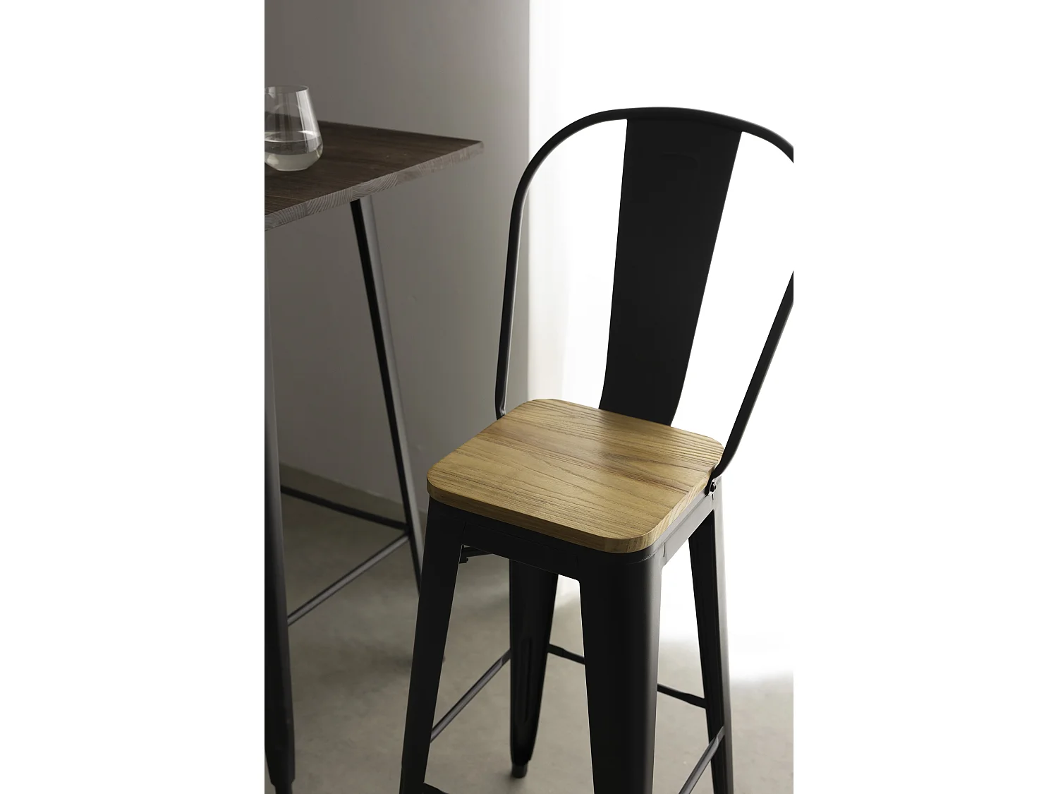 Tabouret de bar en métal noir mat style industriel avec dossier haut et assise en bois clair - Hauteur 66cm