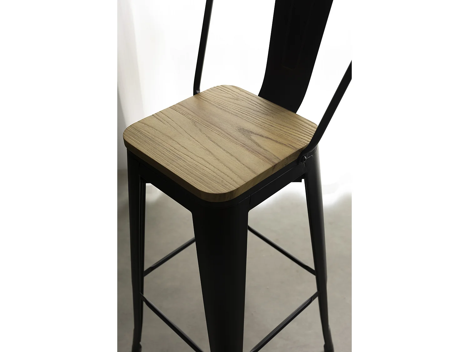 Tabouret de bar en métal noir mat style industriel avec dossier haut et assise en bois clair - Hauteur 66cm
