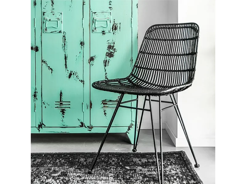 Lot de 2 chaises noires style nature aspect rotin en résine tressée et pieds en métal