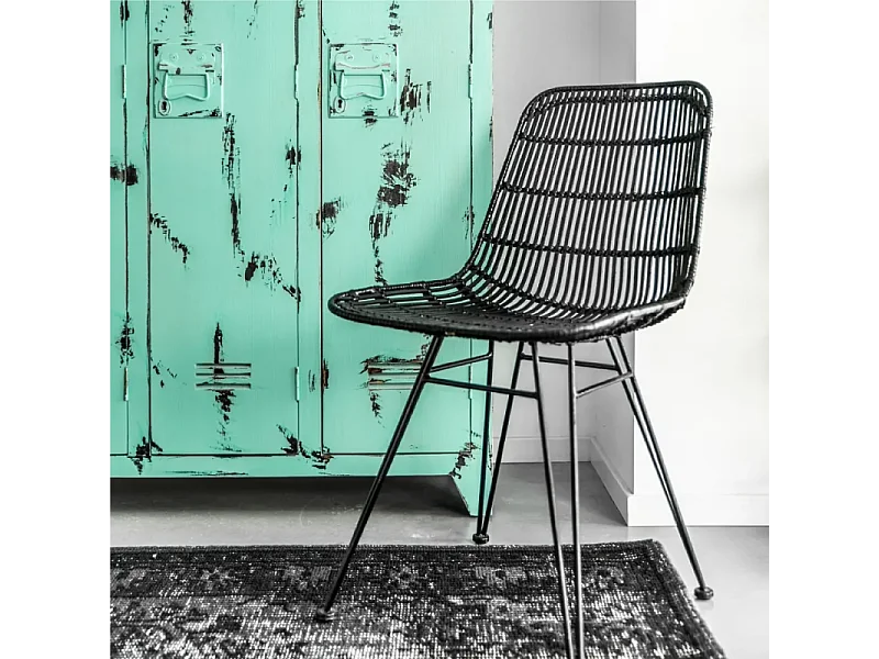 Lot de 2 chaises noires style nature aspect rotin en résine tressée et pieds en métal