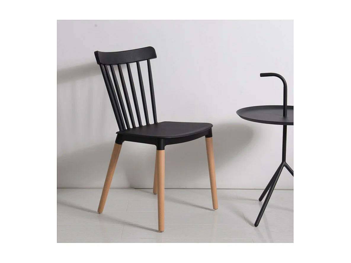 Chaise style scandinave à barreaux modèle POP - Coque en résine noire et pieds en bois naturel