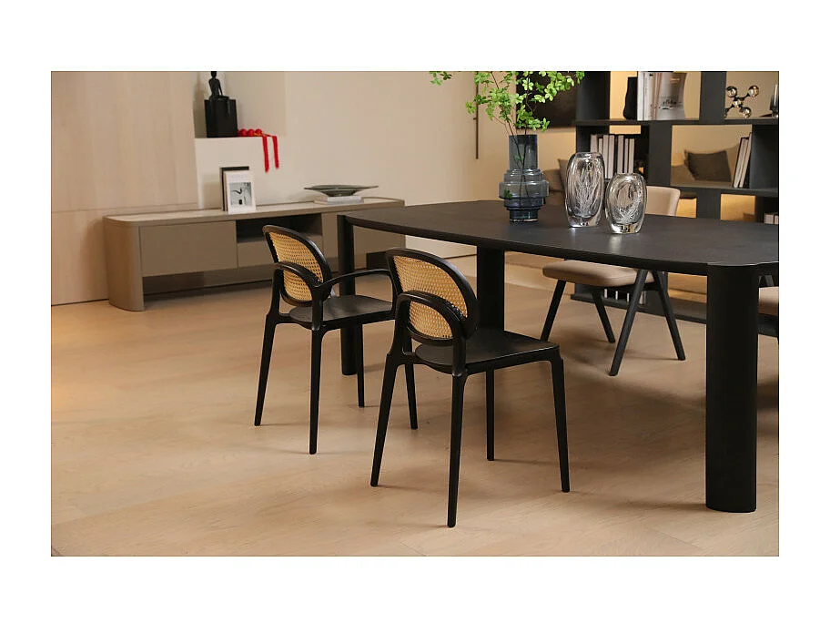 Chaise noire, assise bois et cannage naturel