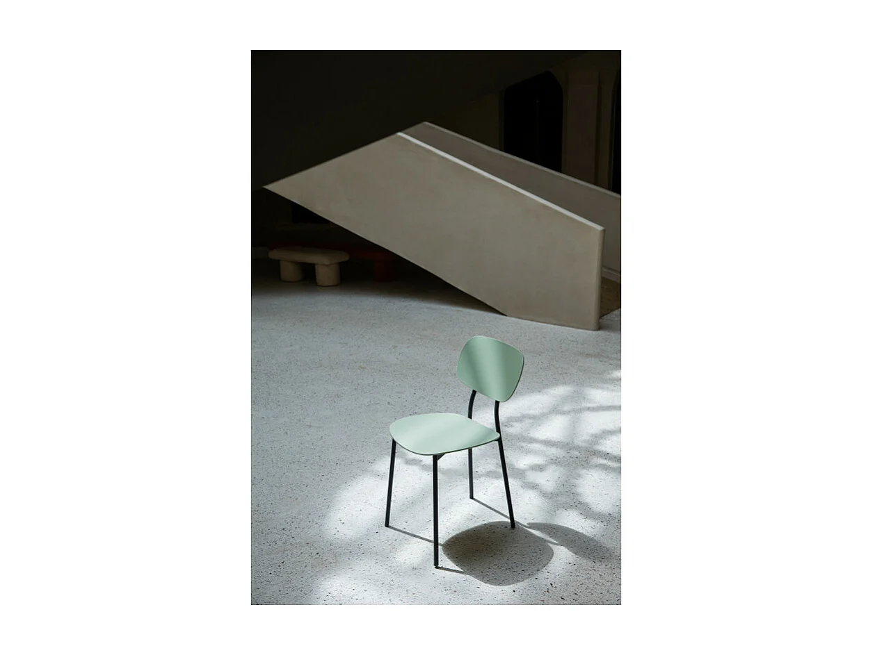Chaise style contemporain verte et pieds en métal noir - modèle LEA