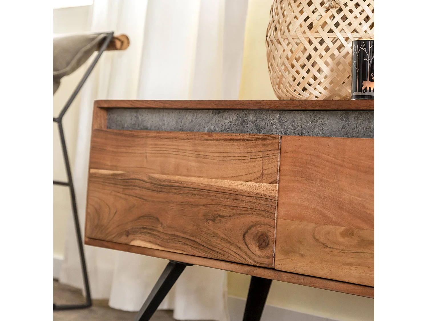 Mueble TV de madera de acacia y piedra Yvan con almacenamiento - Made in Meubles