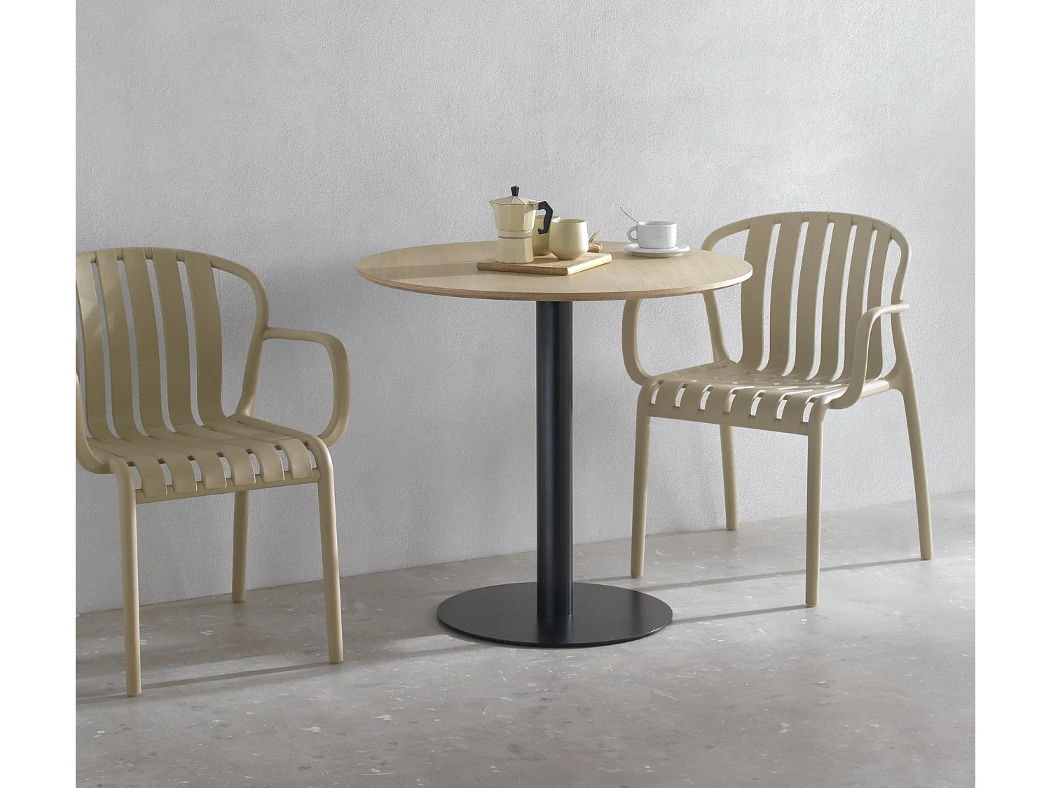 Set van 4 fauteuils van polypropyleen in camelkleur