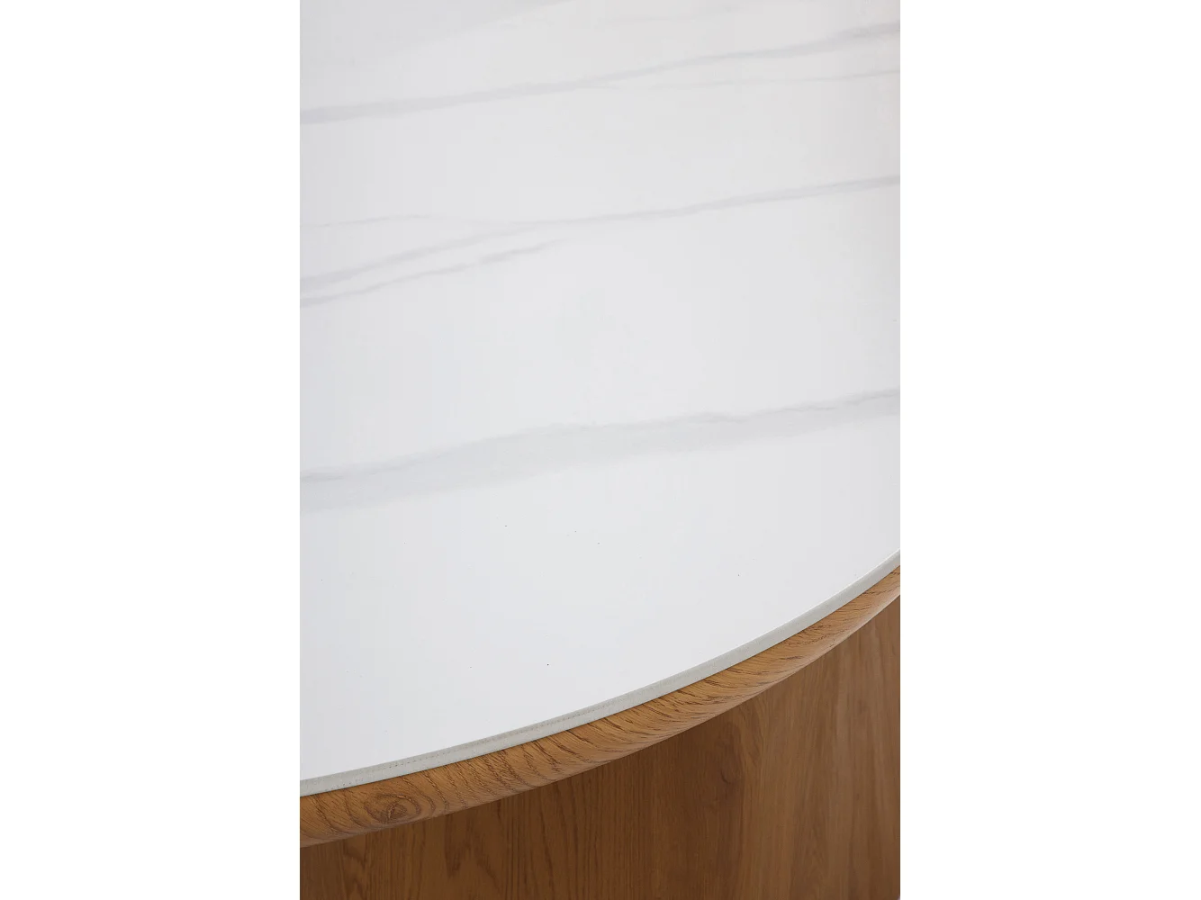 Tavolo da pranzo ovale impiallacciato in rovere con piano in ceramica bianca calacatta