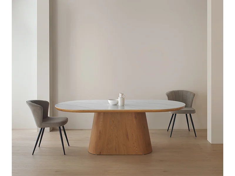Tavolo da pranzo ovale impiallacciato in rovere con piano in ceramica bianca calacatta