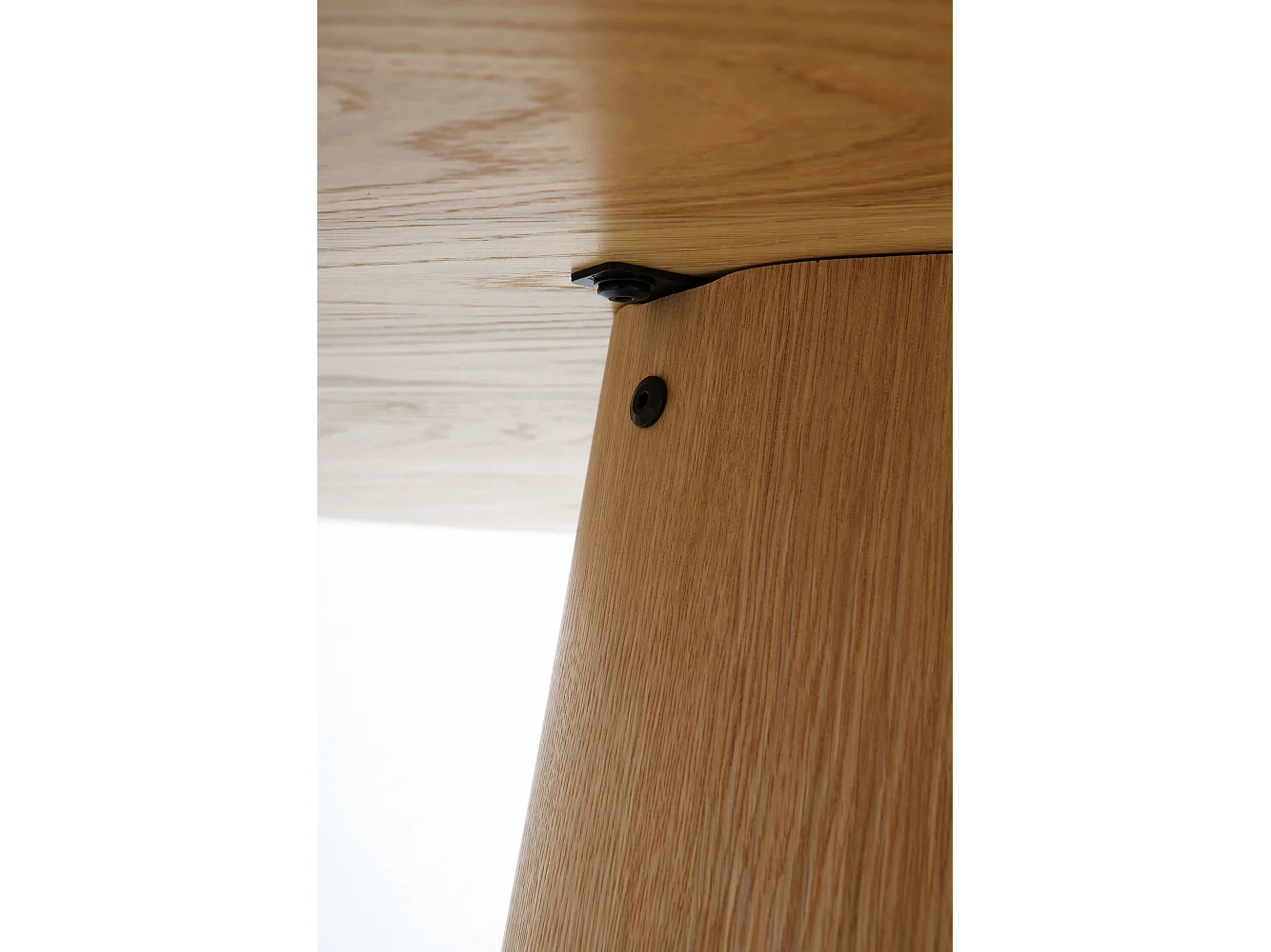 Table de salle à manger en contreplaqué de chêne avec pied central conique