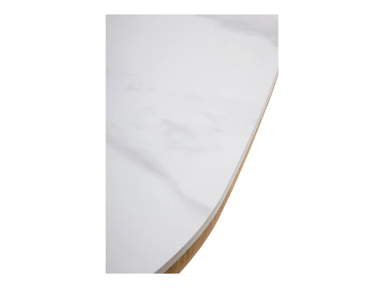 Mesa comedor chapada en madera de roble con sobre cerámico blanco calacatta