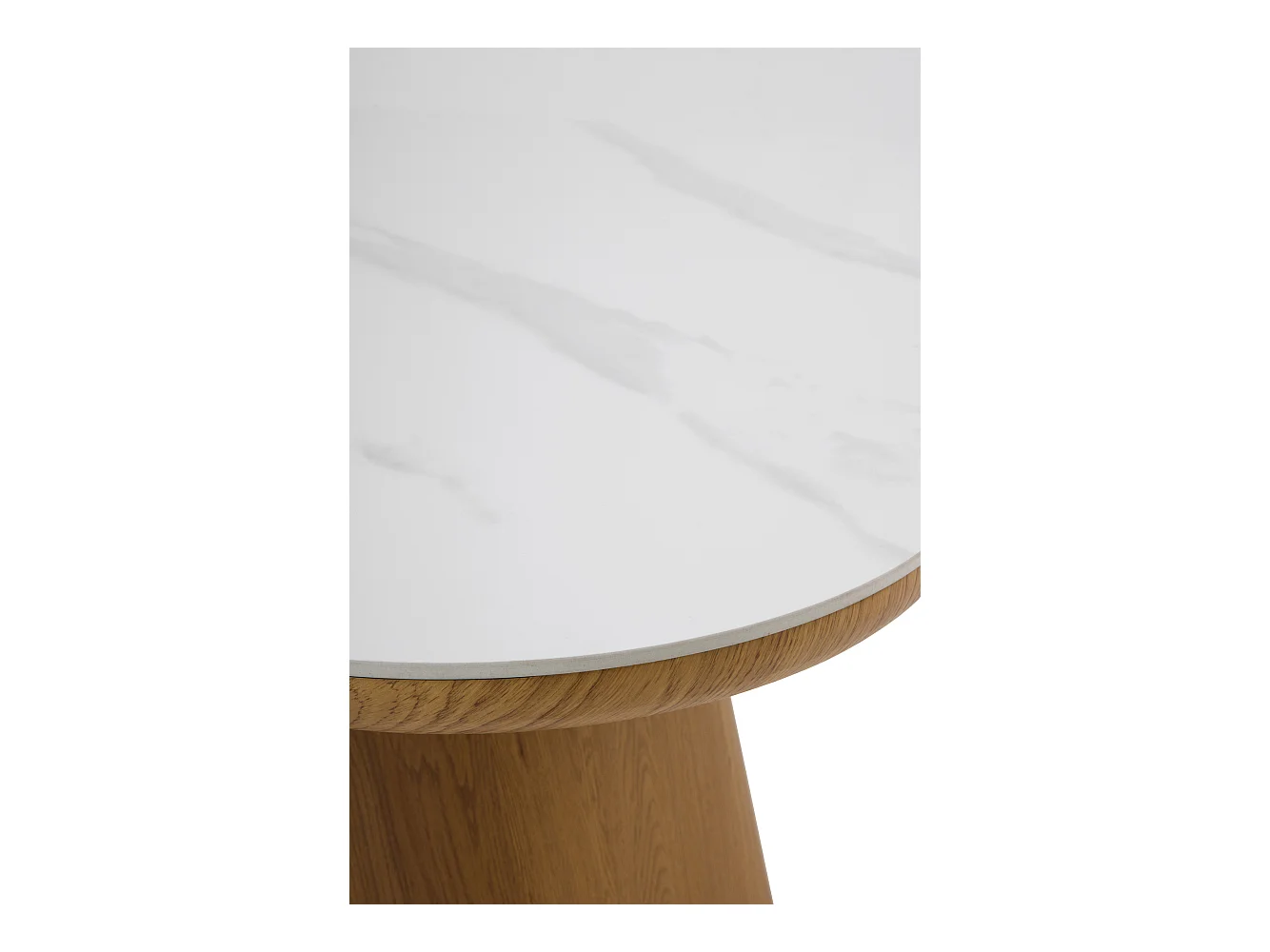 Mesa comedor chapada en madera de roble con sobre cerámico blanco calacatta