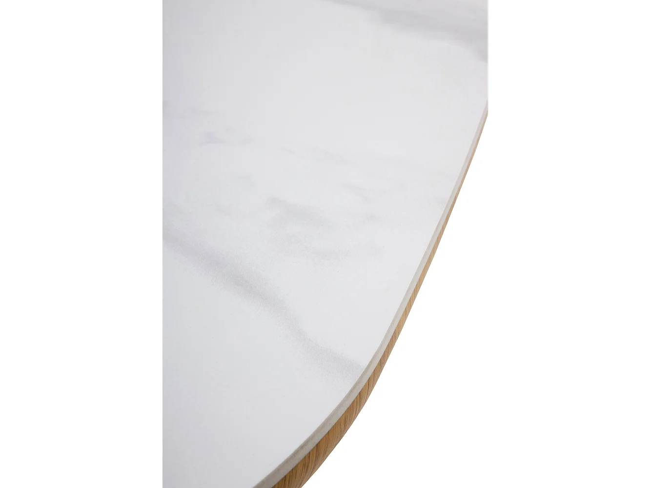 Mesa comedor chapada en madera de roble con sobre cerámico blanco calacatta