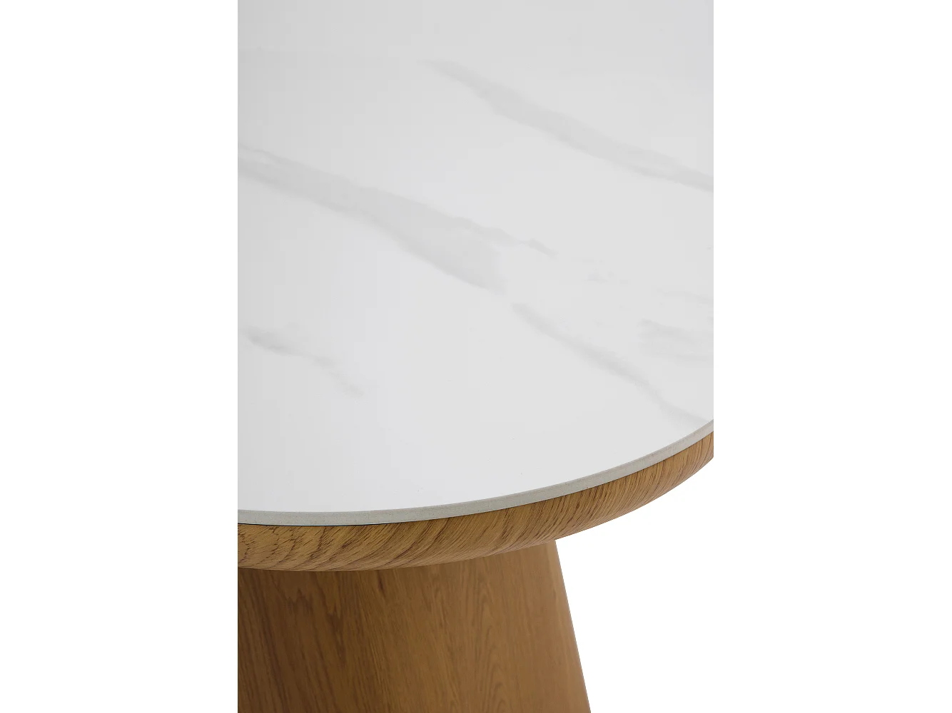 Mesa comedor chapada en madera de roble con sobre cerámico blanco calacatta