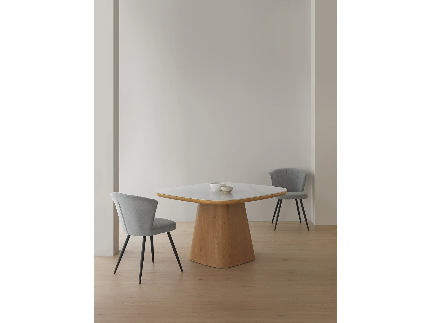 Tavolo da pranzo in rovere impiallacciato con piano in ceramica bianca calacatta