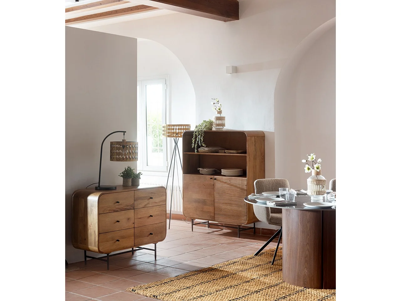 Commode aux contours arrondis en bois massif de manguier avec 6 tiroirs