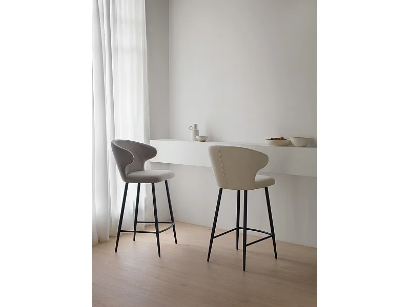 Set di 2 sgabelli imbottiti colore marrone con gambe in metallo nero