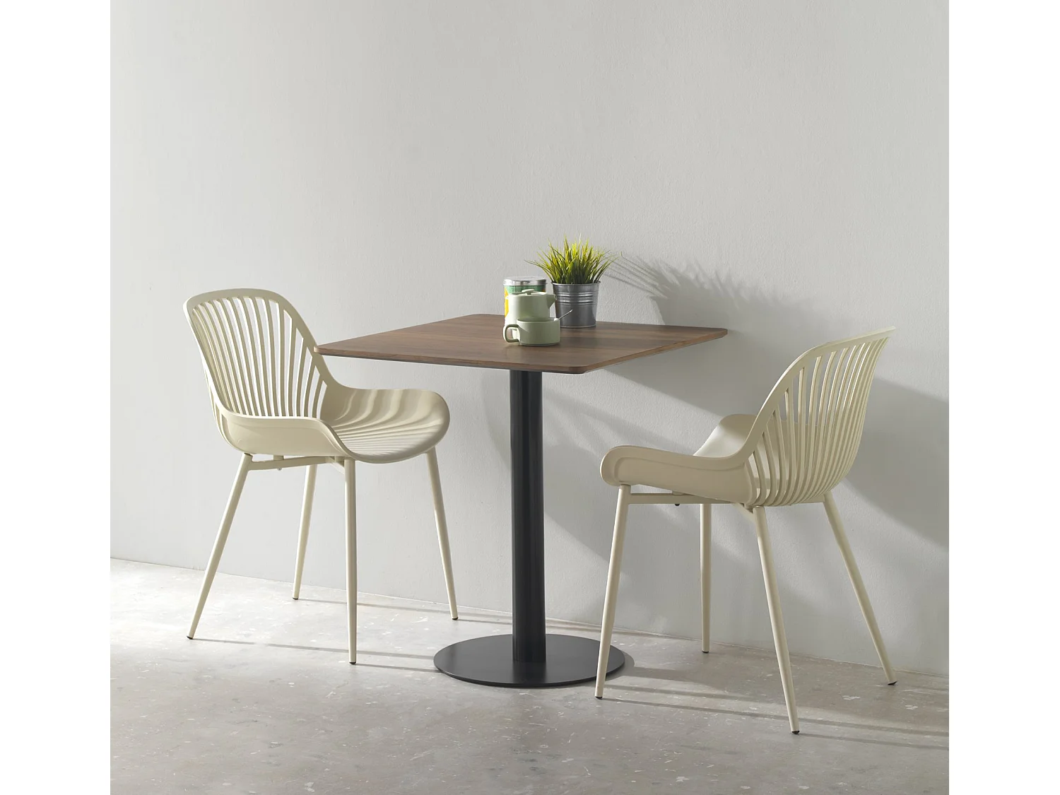 Lot de 4 chaises en polypropylène couleur crème avec pieds métalliques