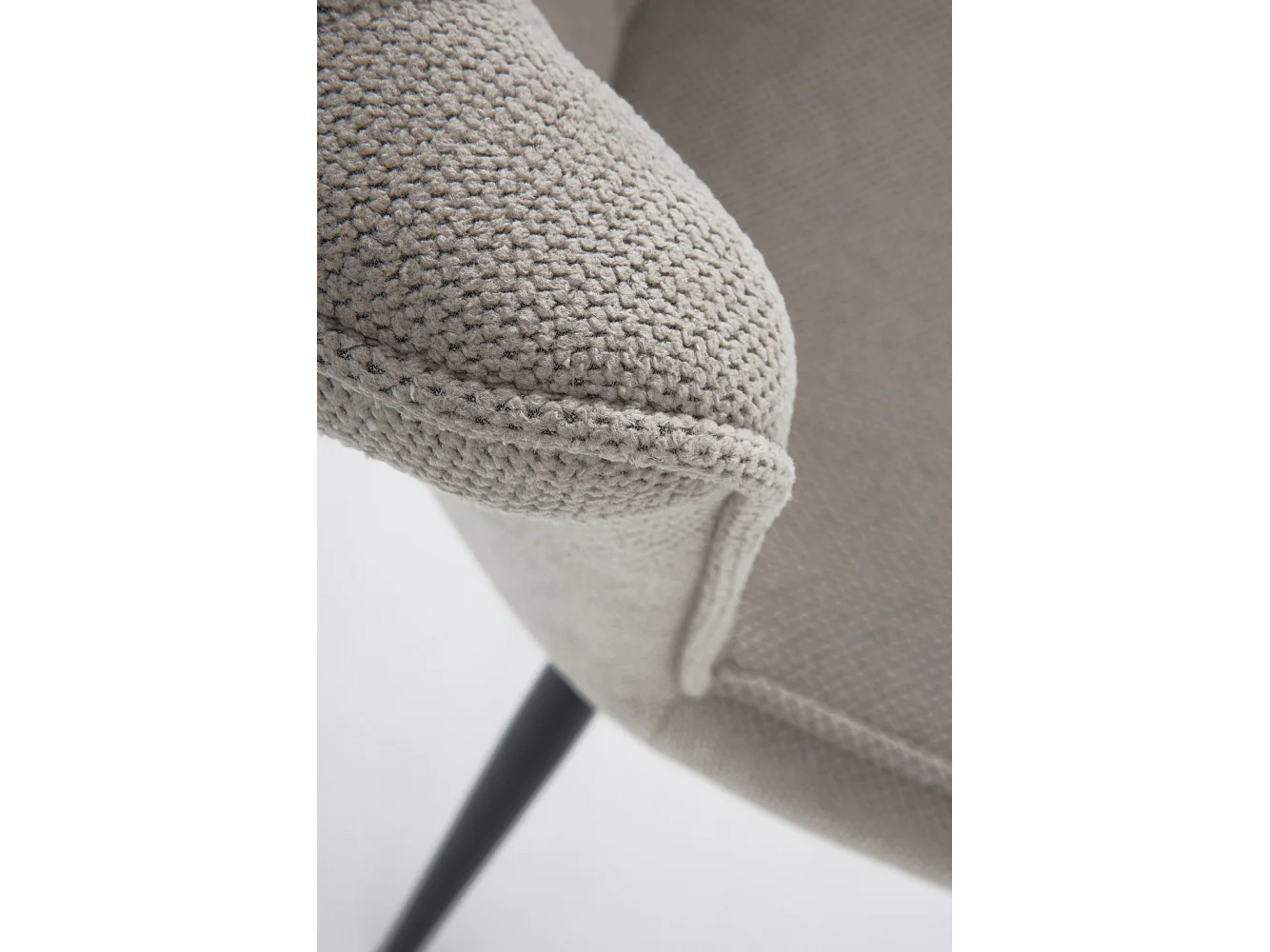 Lot de 4 chaises rembourrées couleur cappuccino avec pieds métalliques noirs