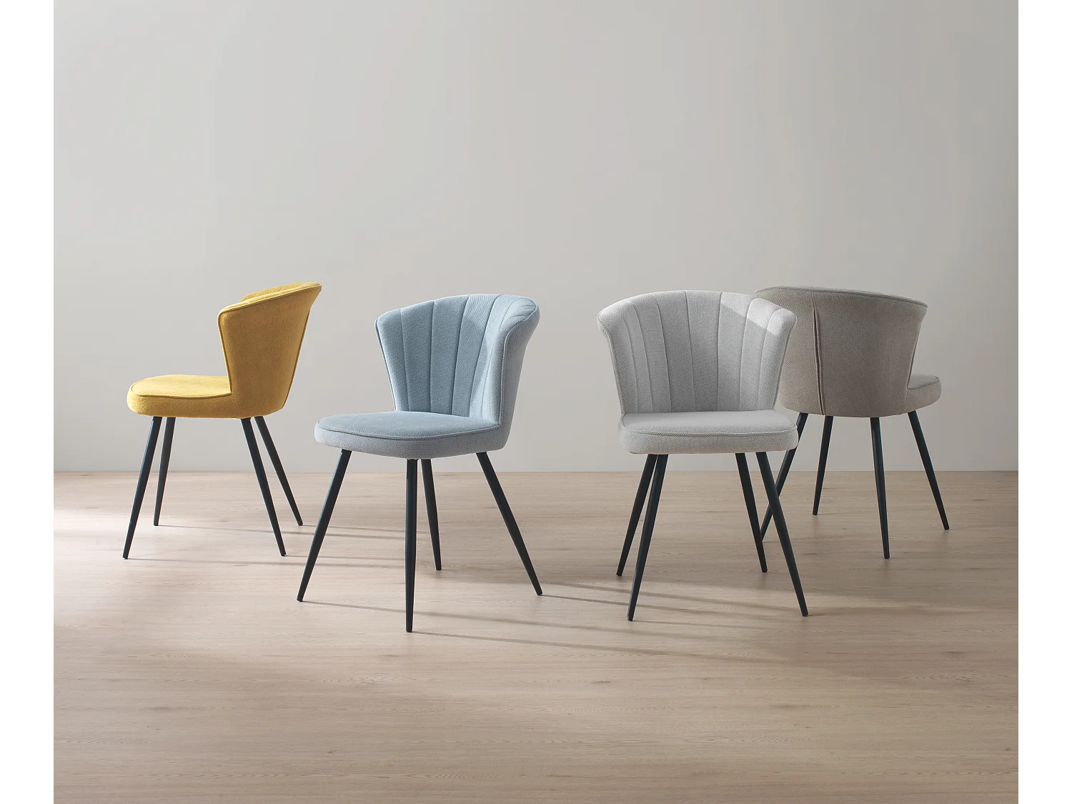 Lot de 4 chaises rembourrées couleur cappuccino avec pieds métalliques noirs