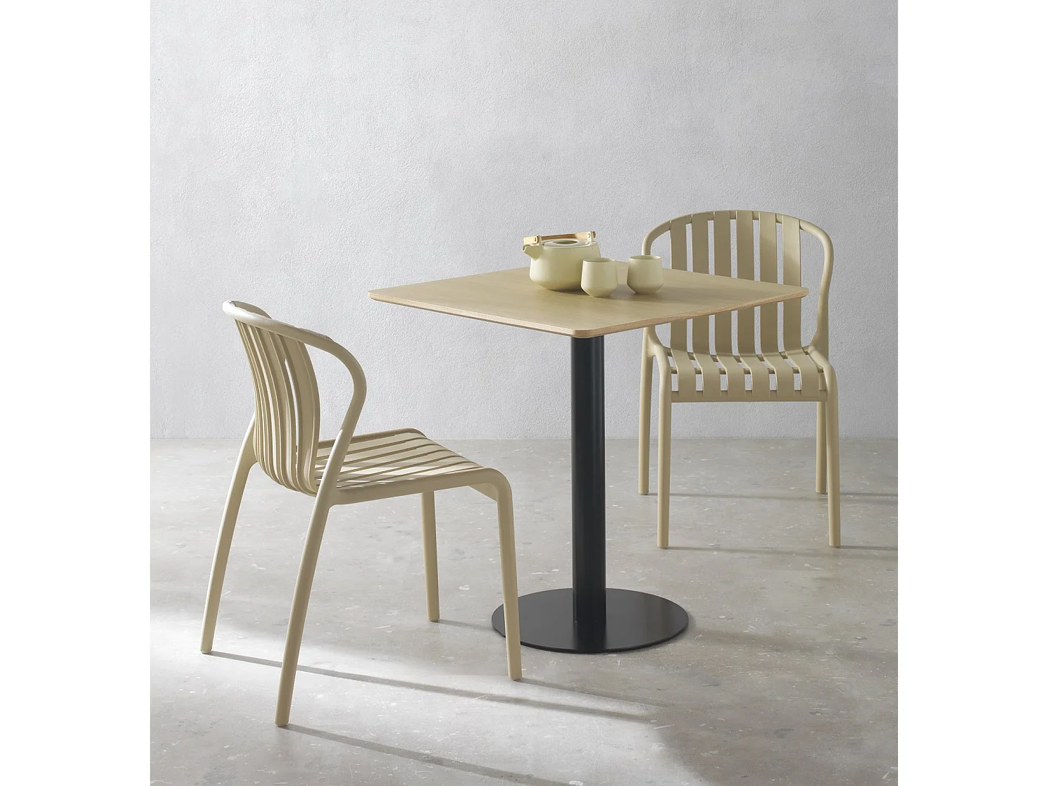 Set van 4 camelkleurige stoelen van polypropyleen